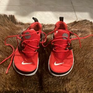 Red Nike presto kids shoe
